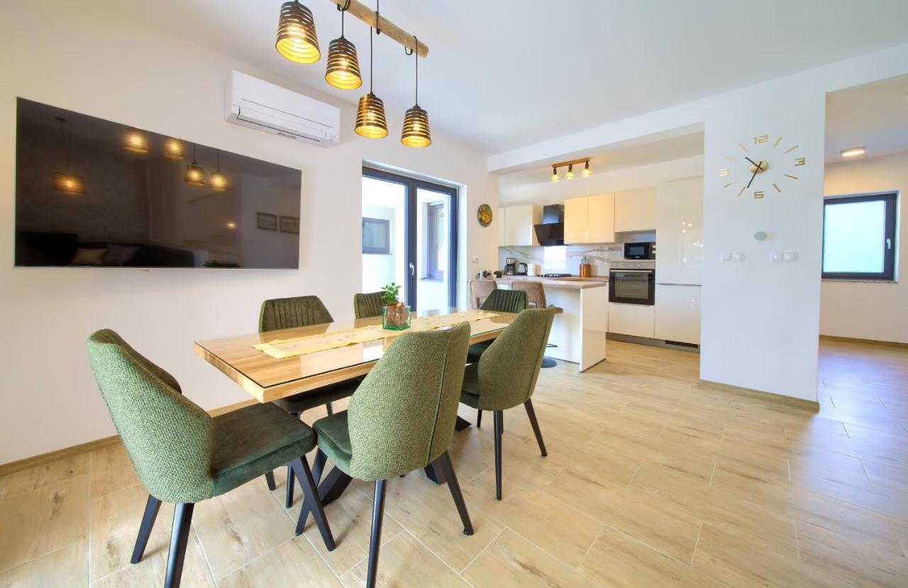 Apartments Paola & Karla With Pool Đảo Krk Ngoại thất bức ảnh