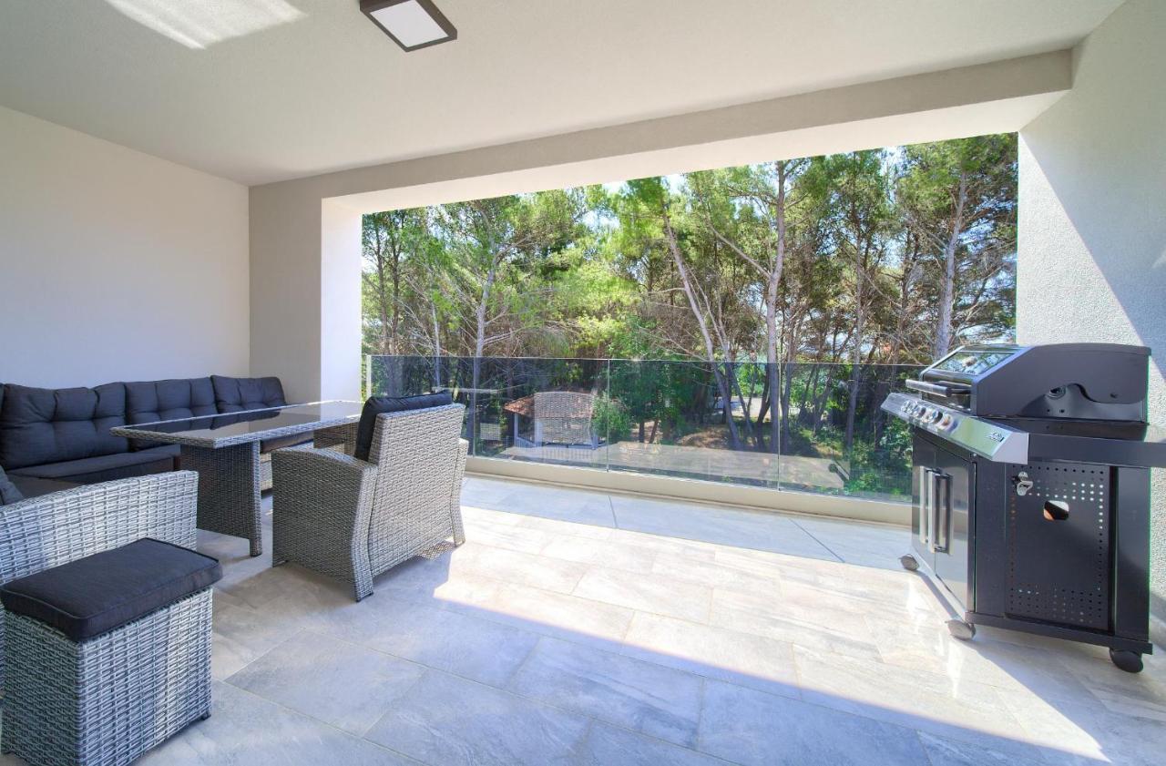 Apartments Paola & Karla With Pool Đảo Krk Ngoại thất bức ảnh
