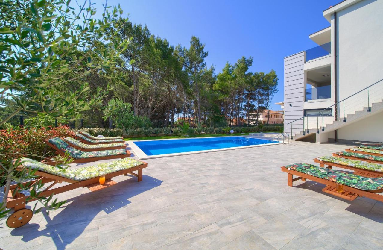 Apartments Paola & Karla With Pool Đảo Krk Ngoại thất bức ảnh