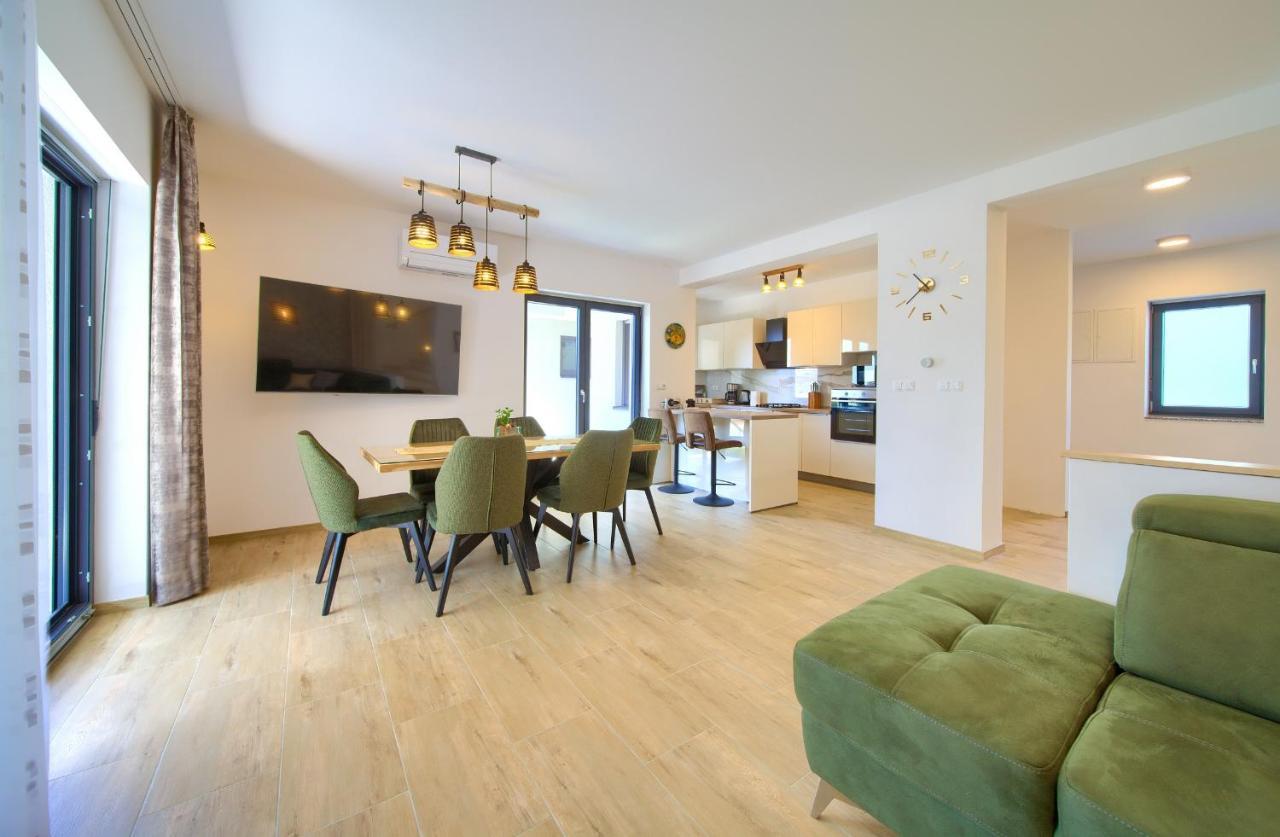 Apartments Paola & Karla With Pool Đảo Krk Ngoại thất bức ảnh