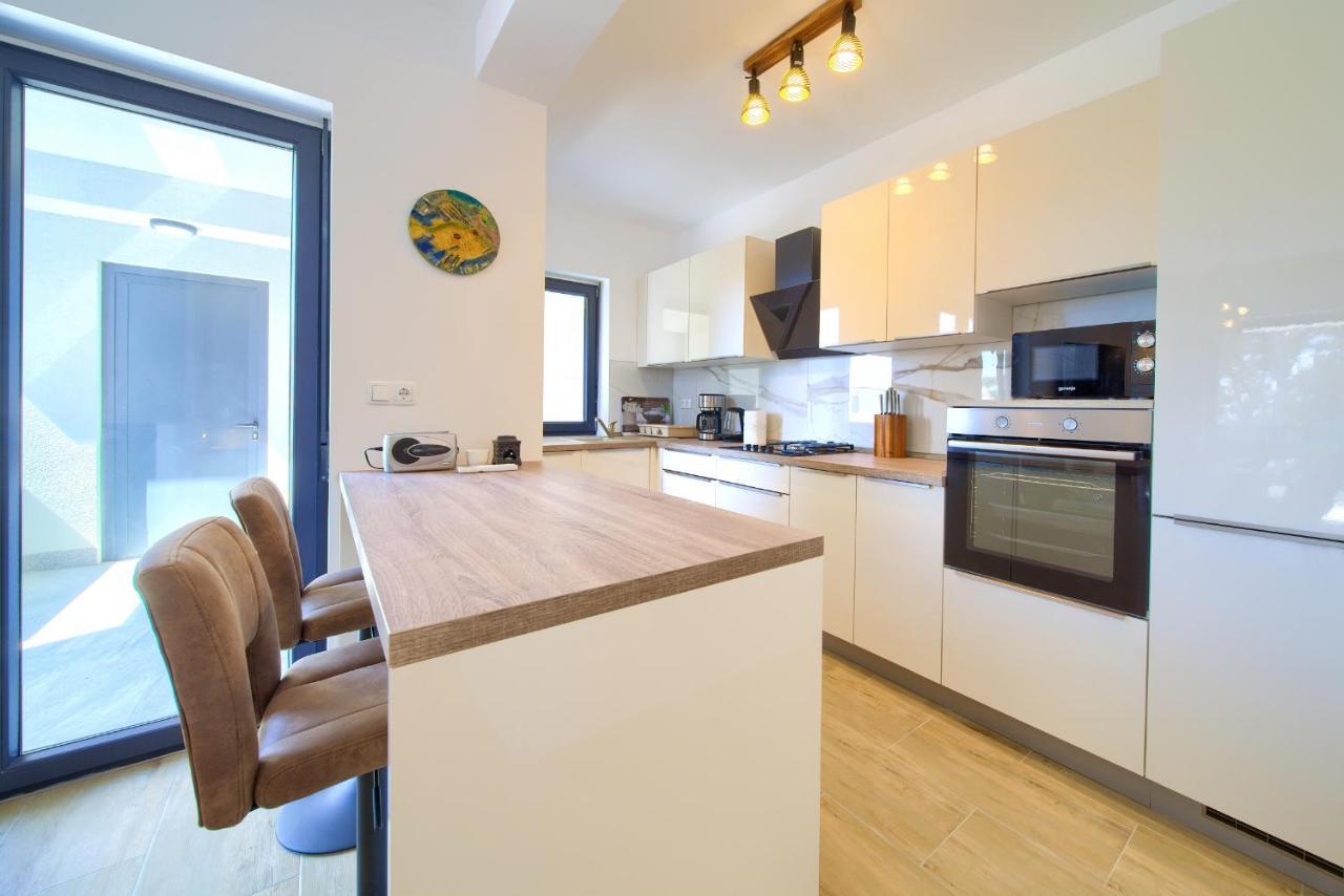 Apartments Paola & Karla With Pool Đảo Krk Ngoại thất bức ảnh
