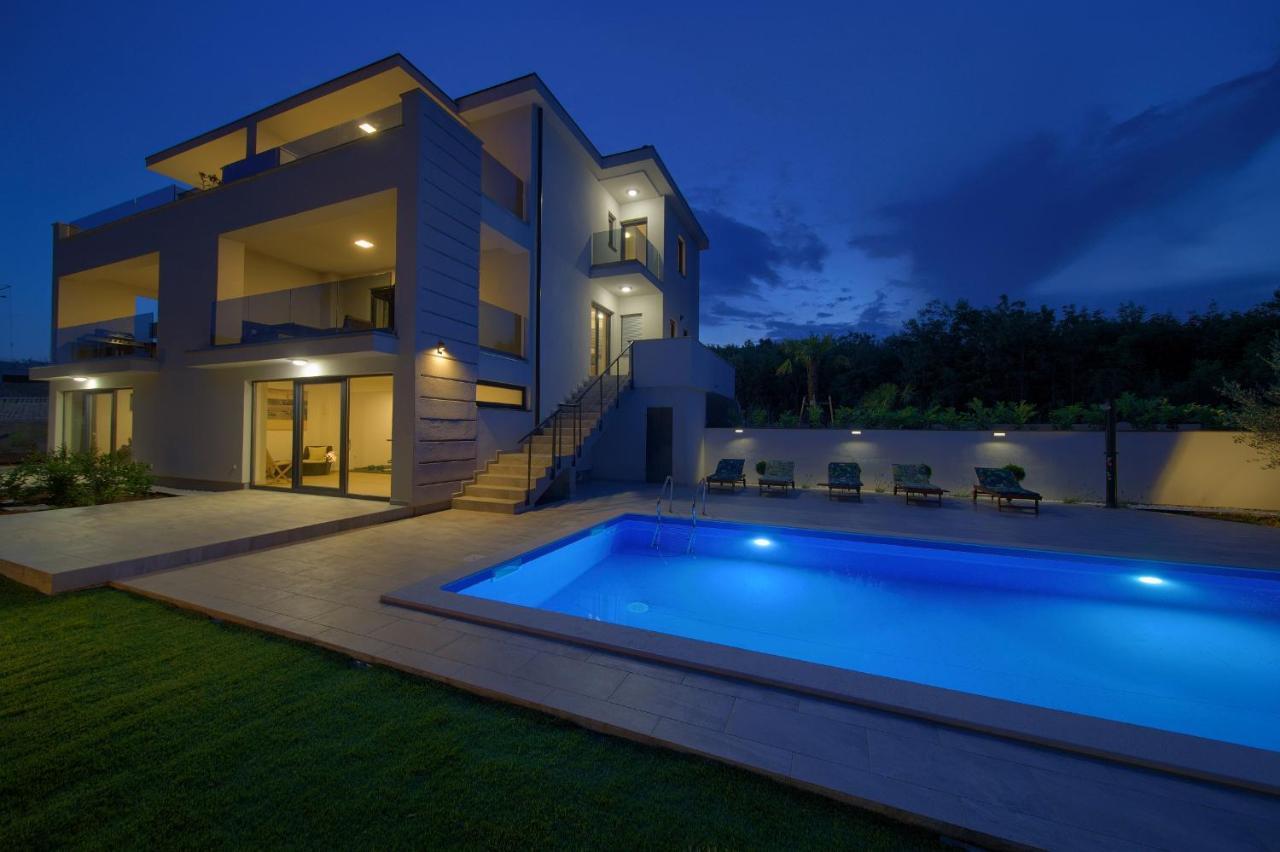 Apartments Paola & Karla With Pool Đảo Krk Ngoại thất bức ảnh