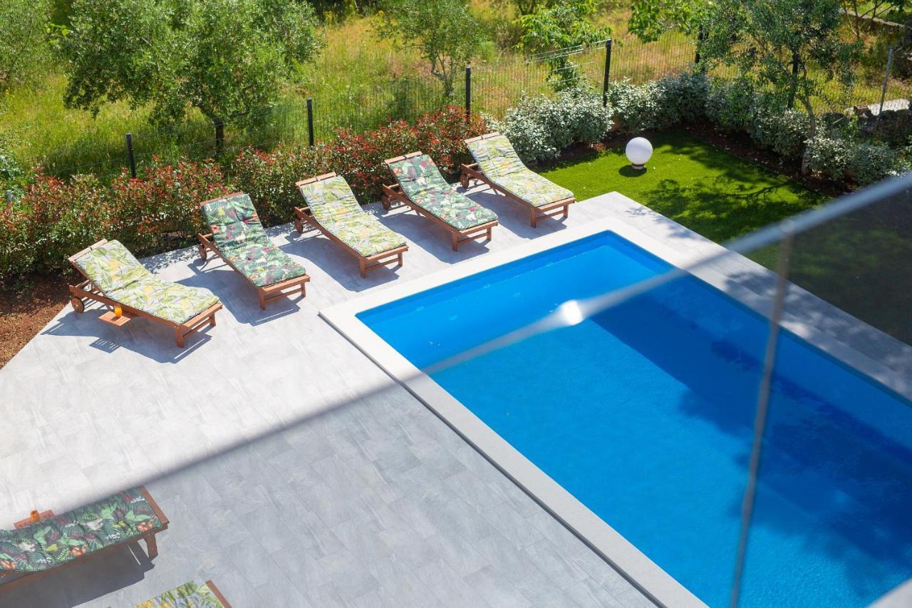 Apartments Paola & Karla With Pool Đảo Krk Ngoại thất bức ảnh