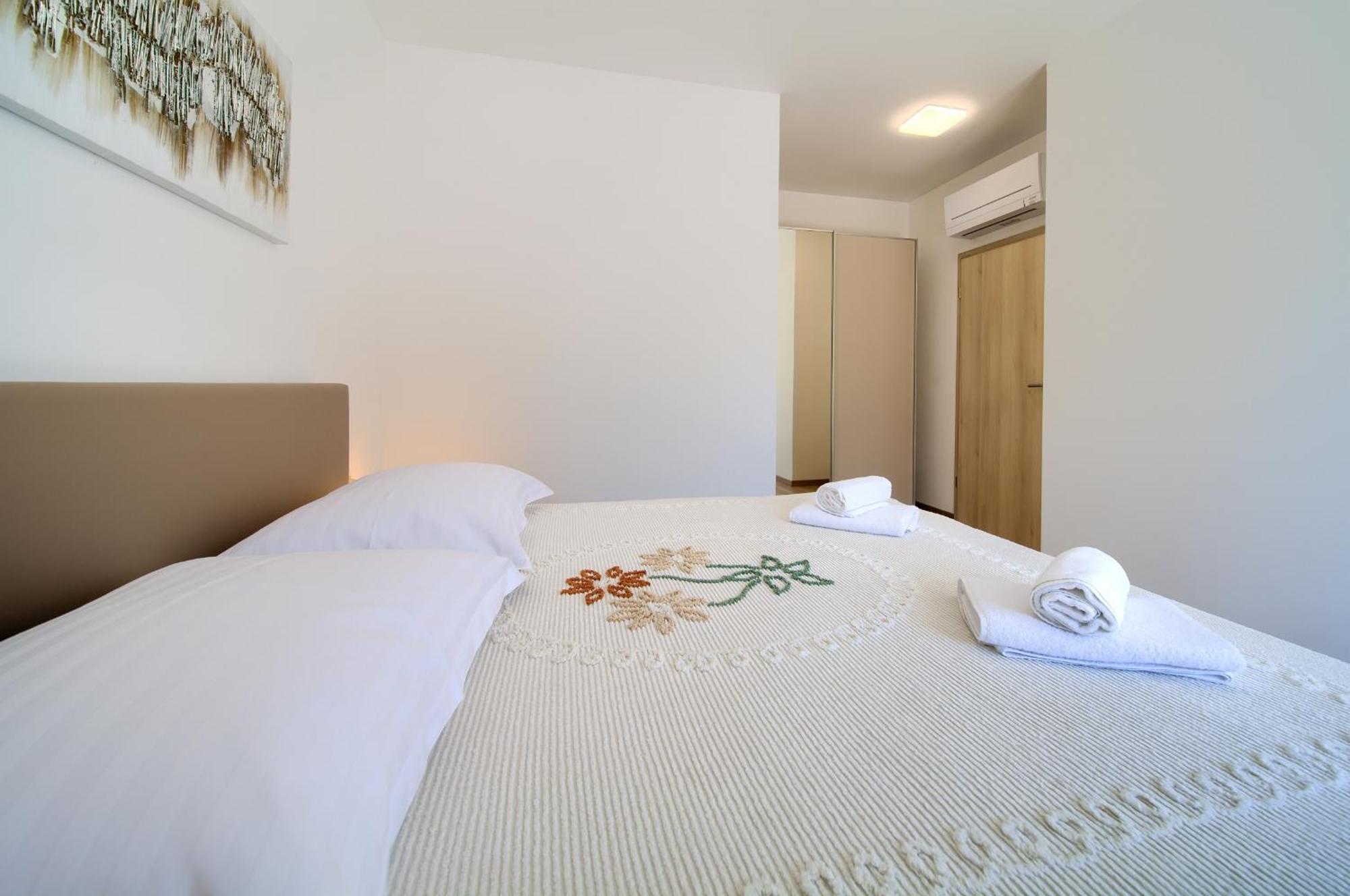 Apartments Paola & Karla With Pool Đảo Krk Phòng bức ảnh
